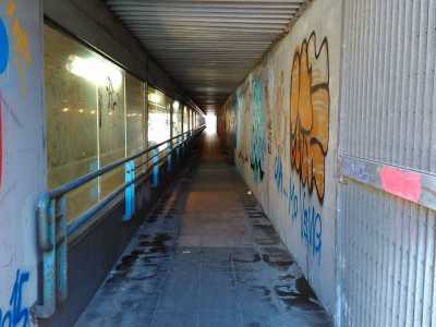 Siamo dentro il cunicolo: si notano scritte e graffiti sui muri 